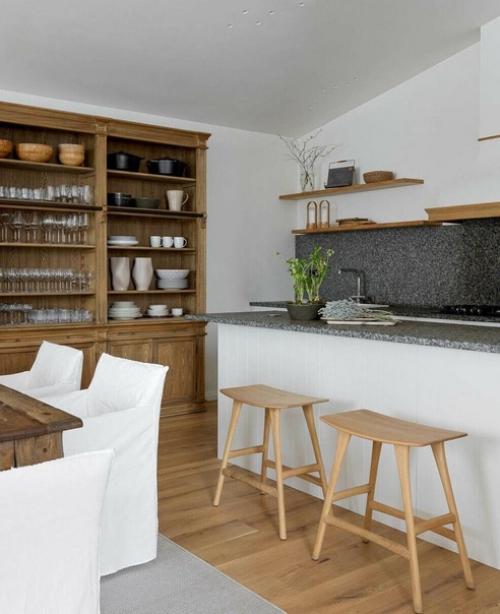 Этот дом не для постоянного проживания, но он весьма комфортный и уютный. 02