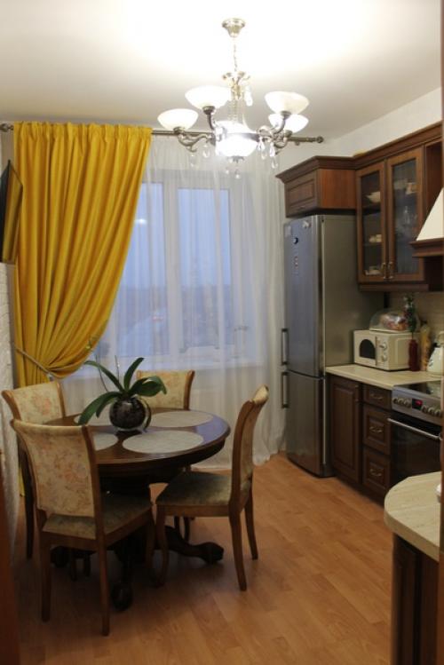 Кухня классика разбавлена яркими современными акцентами. 01