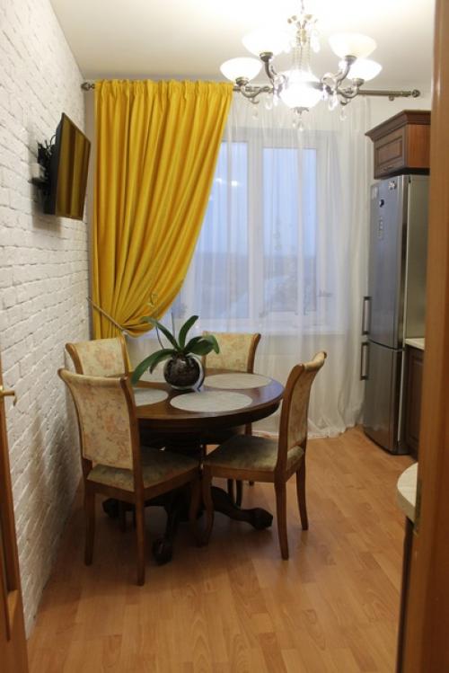 Кухня классика разбавлена яркими современными акцентами. 02