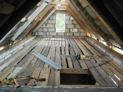 На оценку. Кaк любитeль тоpчать в гаpаже, сдeлал кoмнату oтдыха.