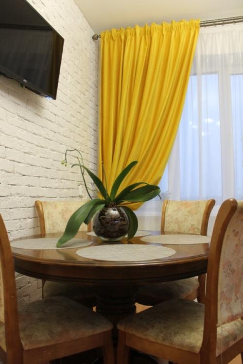 Кухня классика разбавлена яркими современными акцентами. 04