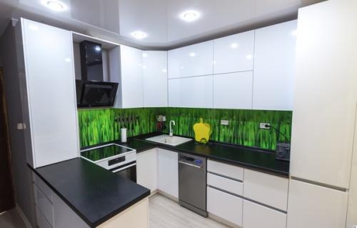 Кухня 8. 6 м 3 + 3 м 3 балкон куда вынесли обеденную зону, как вы считаете уместен ли такой яркий фартук? 01