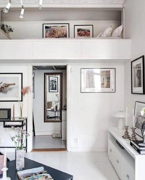 Светлый интерьер. С большим количеством деталей, которые не выбиваются из общей стилистики.