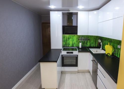 Кухня 8. 6 м 3 + 3 м 3 балкон куда вынесли обеденную зону, как вы считаете уместен ли такой яркий фартук?