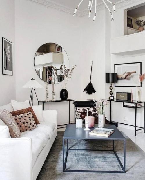 Светлый интерьер. С большим количеством деталей, которые не выбиваются из общей стилистики. 01