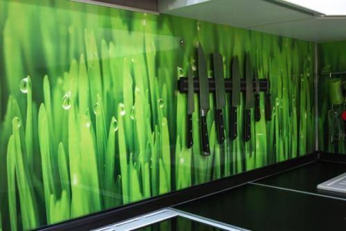 Кухня 8. 6 м 3 + 3 м 3 балкон куда вынесли обеденную зону, как вы считаете уместен ли такой яркий фартук? 02