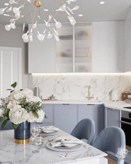 Нежно-голубые оттенки на кухне. 01