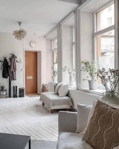 Светлый интерьер. С большим количеством деталей, которые не выбиваются из общей стилистики. 03