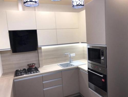 Небольшая кухня. С максимально продуманны интерьером. 01