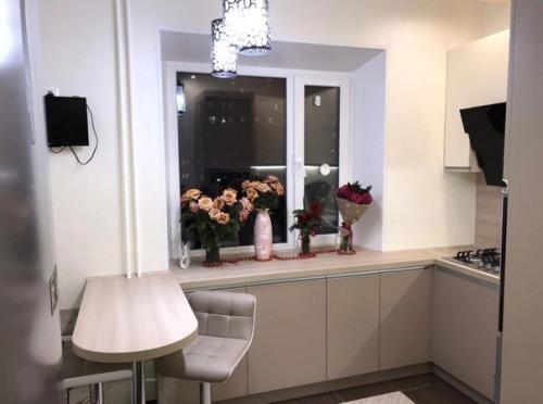 Небольшая кухня. С максимально продуманны интерьером. 02