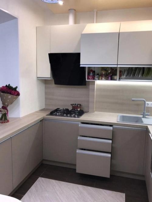 Небольшая кухня. С максимально продуманны интерьером.