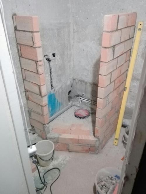 У нас очень скромных размеров ванная комната имеется. 01