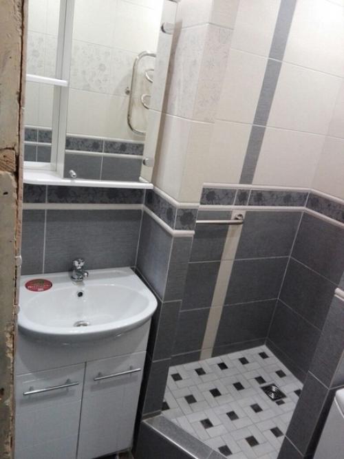 У нас очень скромных размеров ванная комната имеется. 04