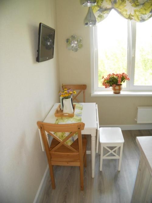 Не смотря на то, что кухня маленькая, мы очень хотели сделать её уютной!  