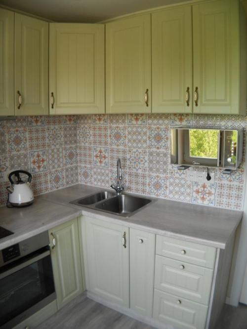 Не смотря на то, что кухня маленькая, мы очень хотели сделать её уютной! 02