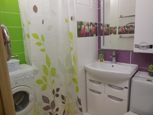 Очень хотела ярких красок в ванной комнате. 05