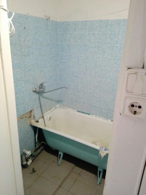 У нас очень скромных размеров ванная комната имеется.