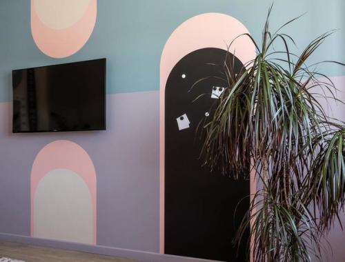 Необычный стиль был выбран для гостиной. 04