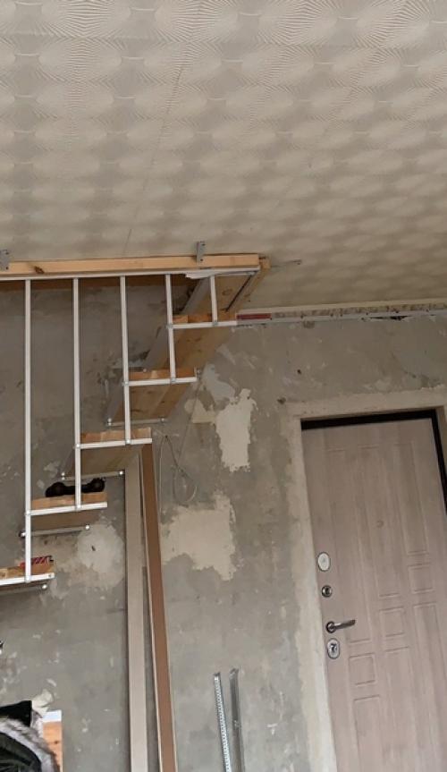 Дамы и господа) строители и не только) посоветуйте пожалуйста, как переделать лестницу вот такая конструкция имеется. 02