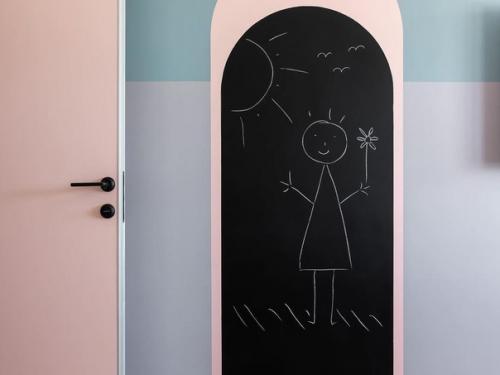 Необычный стиль был выбран для гостиной. 06