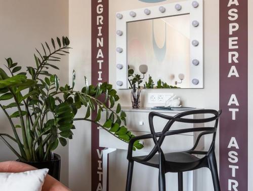 Необычный стиль был выбран для гостиной. 03