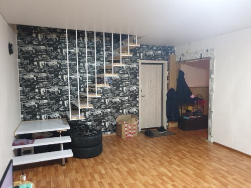 Дамы и господа) строители и не только) посоветуйте пожалуйста, как переделать лестницу вот такая конструкция имеется.