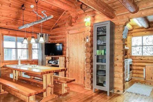 Очень люблю домики из оцилиндрованного бруса, они такие теплые и уютные.