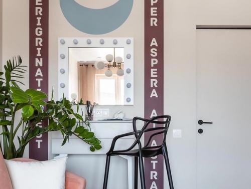 Необычный стиль был выбран для гостиной. 07