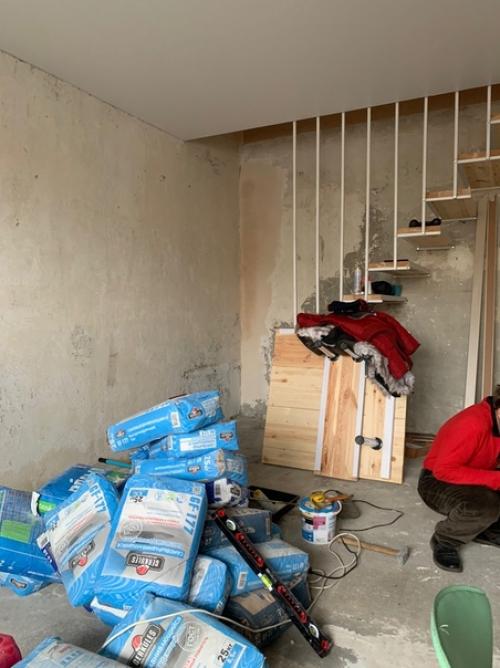 Дамы и господа) строители и не только) посоветуйте пожалуйста, как переделать лестницу вот такая конструкция имеется. 01