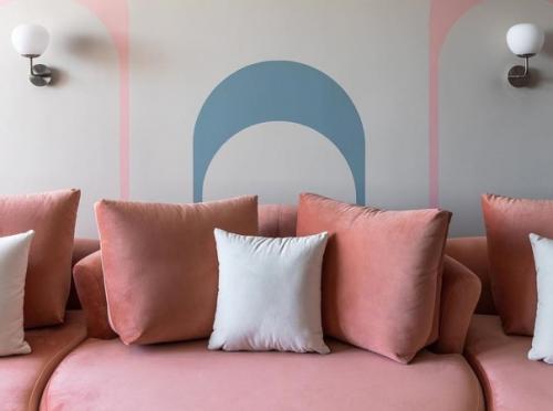 Необычный стиль был выбран для гостиной.