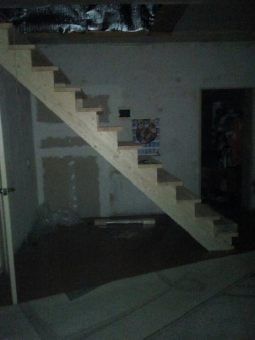 Здравствуйте посоветуйте, как можно закрыть расстояние между стеной и лестницей? 01