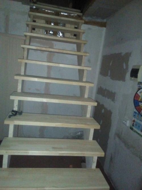 Здравствуйте посоветуйте, как можно закрыть расстояние между стеной и лестницей?