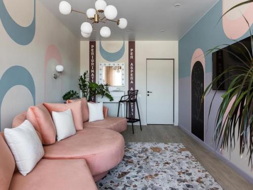 Необычный стиль был выбран для гостиной. 09