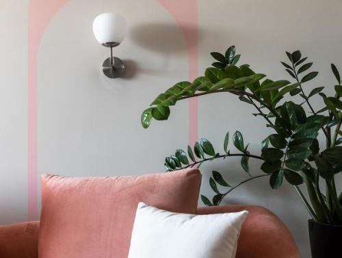 Необычный стиль был выбран для гостиной. 01