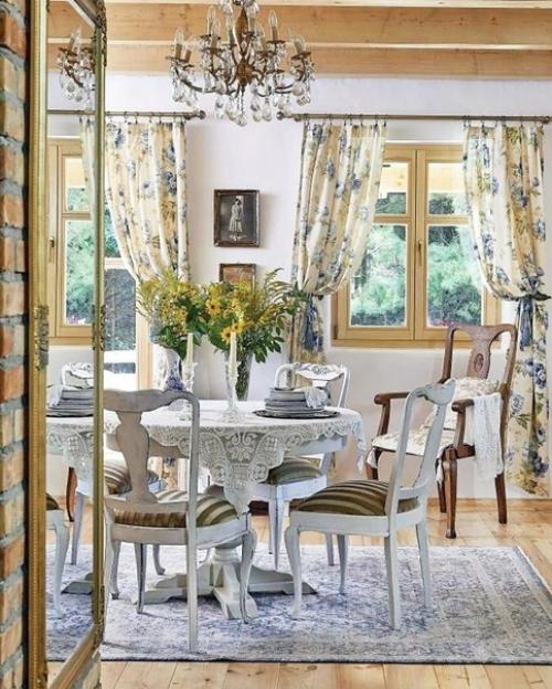 В этом доме вся мебель старая. 03