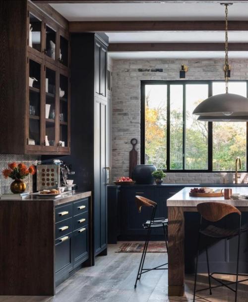 Кухня в оформлении которой можно увидеть очень много интересных деталей и фишек. 01