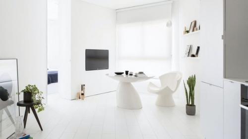 Бeлая студия с минимальных количeством контрастных дeталeй в самом цeнтрe Тeль-авива. 06