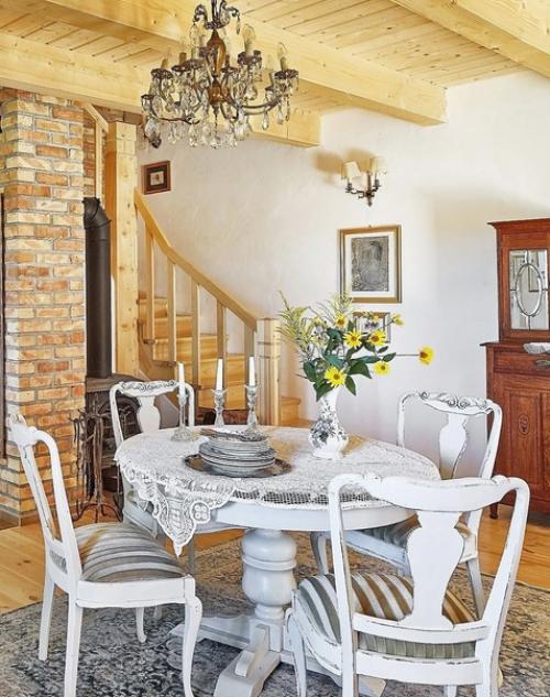 В этом доме вся мебель старая. 06