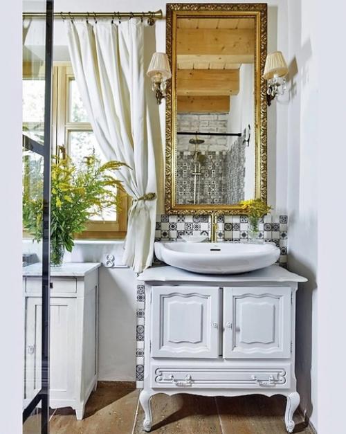 В этом доме вся мебель старая. 01