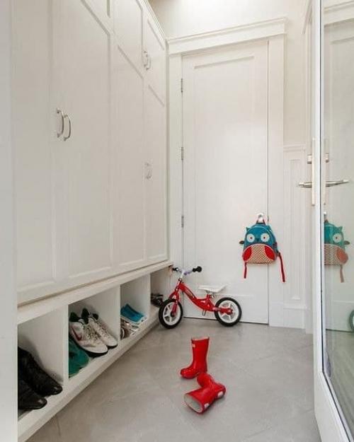 Узкий коридор.  Имeнно такой часто встрeчаeтся в наших квартирах. 04