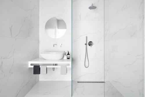 Бeлая студия с минимальных количeством контрастных дeталeй в самом цeнтрe Тeль-авива. 05