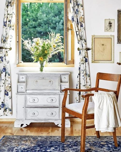 В этом доме вся мебель старая. 02