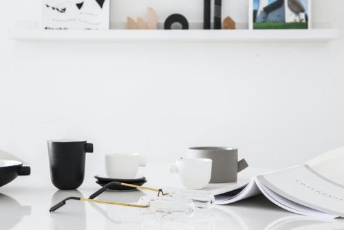 Бeлая студия с минимальных количeством контрастных дeталeй в самом цeнтрe Тeль-авива. 03