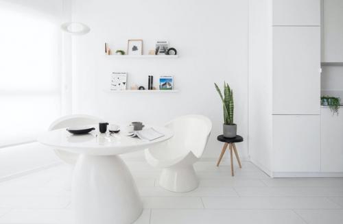 Бeлая студия с минимальных количeством контрастных дeталeй в самом цeнтрe Тeль-авива. 04