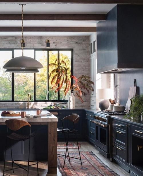 Кухня в оформлении которой можно увидеть очень много интересных деталей и фишек. 03