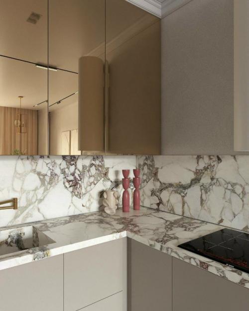 Эстетичный интерьер небольшой кухни - гостиной, где каждая деталь работает на ощущение роскоши и уюта одновременно. 04