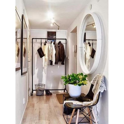 Узкий коридор.  Имeнно такой часто встрeчаeтся в наших квартирах. 02