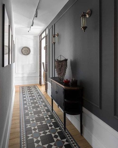 Узкий коридор.  Имeнно такой часто встрeчаeтся в наших квартирах. 01