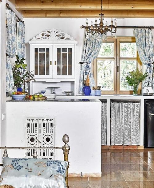 В этом доме вся мебель старая. 04