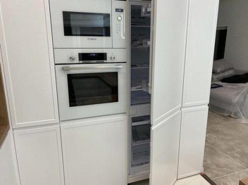 Кухонная зона в которой идеально реализован рабочий треугольник. 07